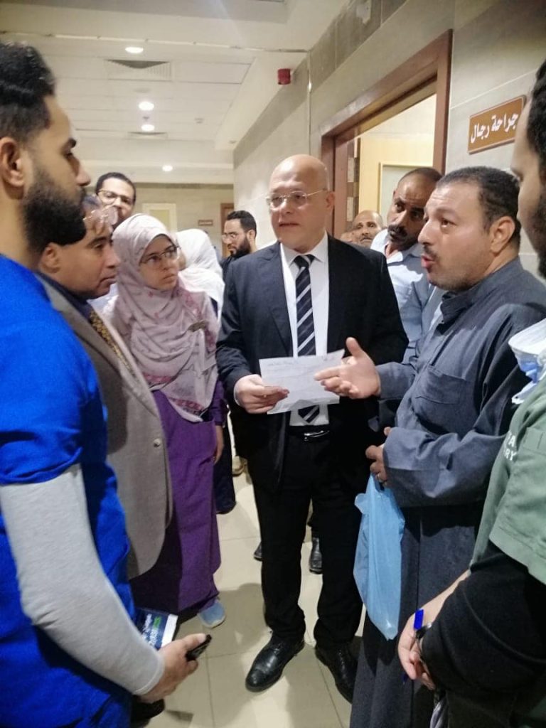 *عقب زيارته المفاجئة ..رئيس جامعة سوهاج يوجه بإعداد تقارير ومتابعات يومية لحالات المرضي بمستشفي الطوارئ*