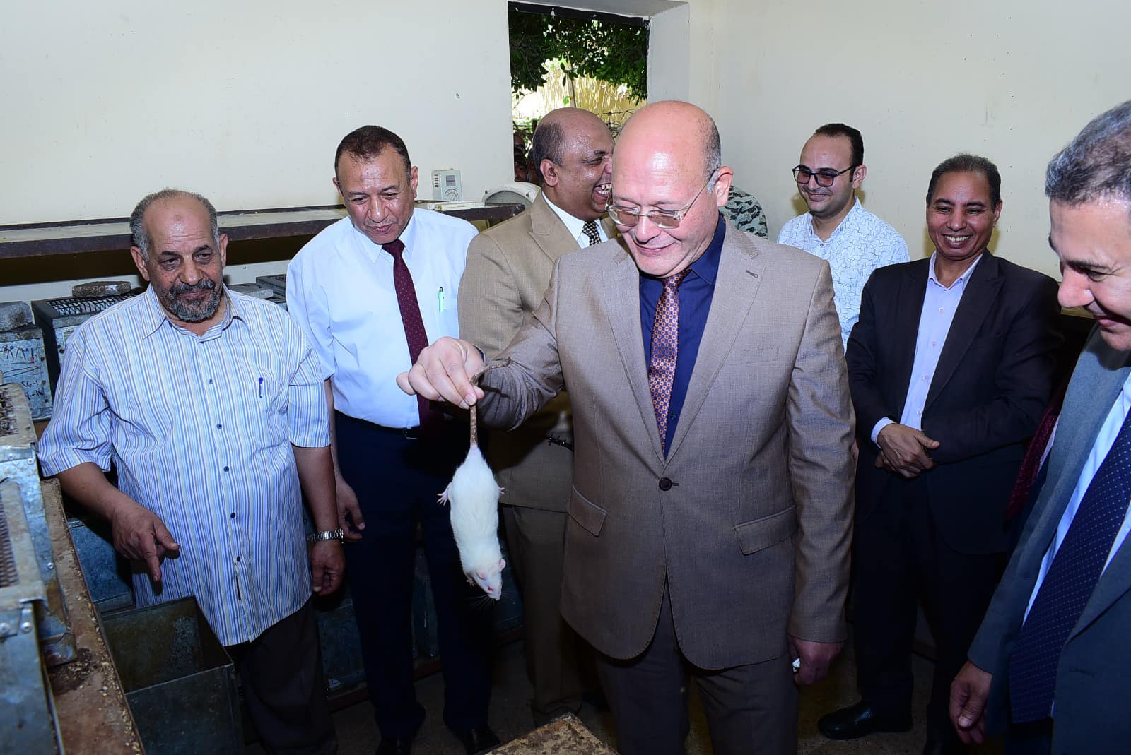 The President of Sohag University inspects the animal house at Faculty of Science to use it in scientific research experiments