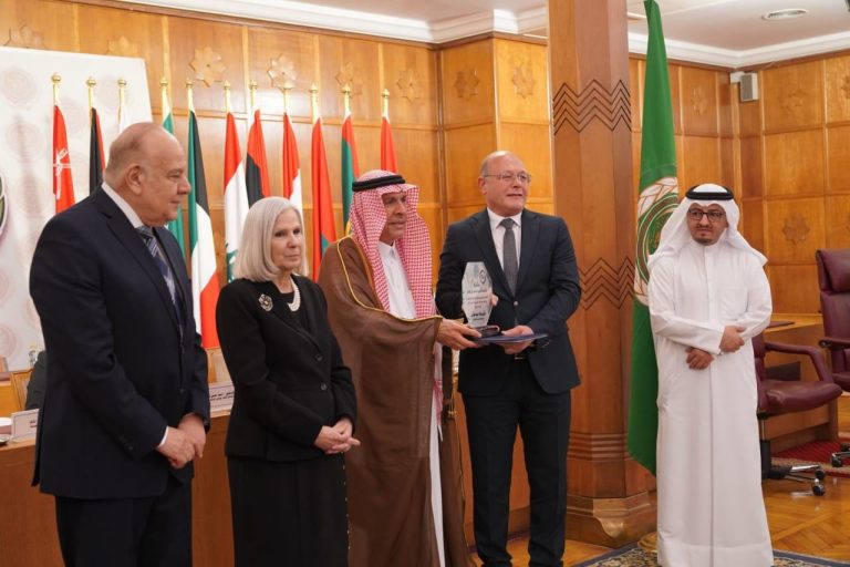 *رئيس جامعة سوهاج  يتسلم جائزة مؤسسة الأمير محمد بن فهد لأفضل إنتاج علمي يخدم التنمية المستدامة*
