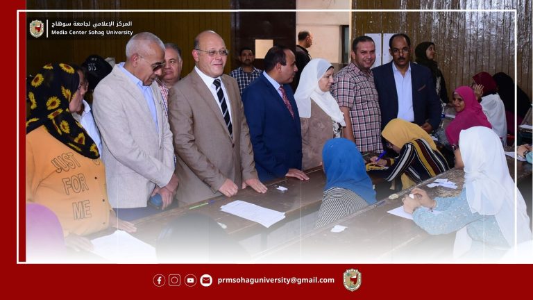 رئيس جامعة سوهاج يواصل متابعة سير امتحانات الفصل الدراسي الثاني  بكلية التربية النوعية ويطمئن علي الطلاب الصم بقسم الإعلام التربوي