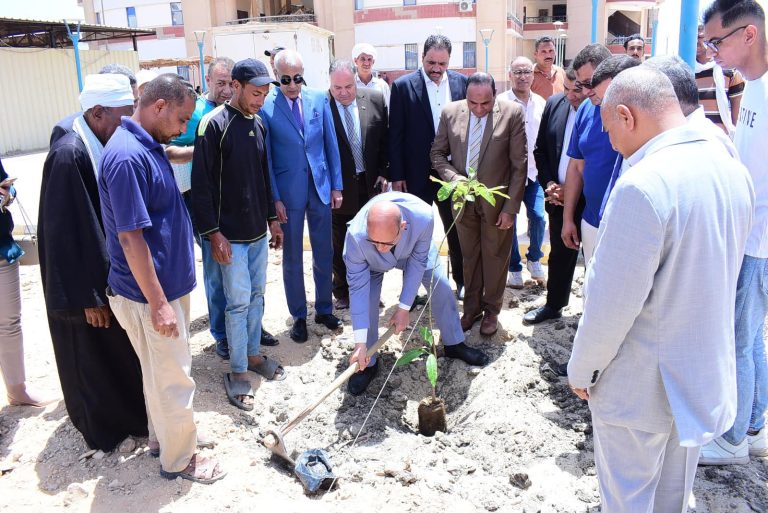 *جامعة سوهاج تنشر ثقافة الزراعة الذكية والمستدامة بأراضي مقرها الجديد تزامناً مع اليوم العالمي للبيئة*