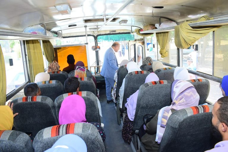 *رئيس جامعة سوهاج يتابع حركة انتقال الجهاز الإداري من المقر الجديد ويقرر صرف مكافاة لجميع السائقين*