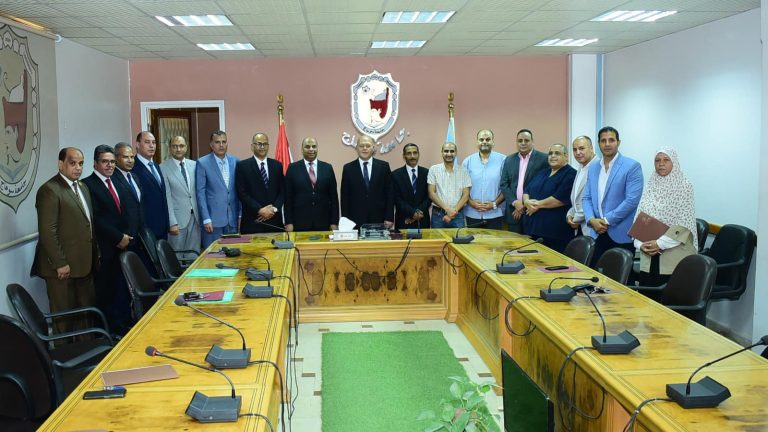 *رئيس جامعة سوهاج يكرم أعضاء هيئة التدريس ممن  اجتازوا البرنامج التدريبي للترشح لمنصب عميد كلية*