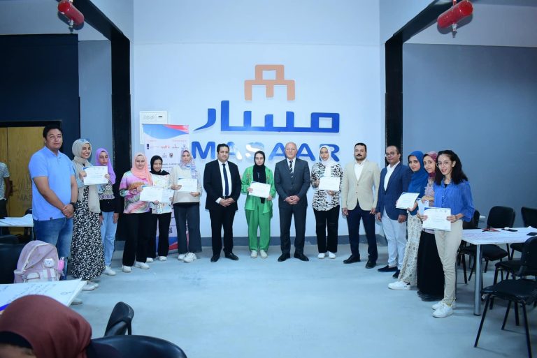 *رئيس جامعة سوهاج يشهد ختام الدورة التدريبية لريادة الأعمال والإقتصاد الأخضر بحاضنة مسار*
