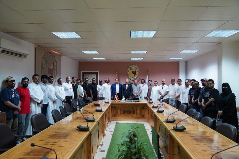 *رئيس جامعة سوهاج يلتقي بعدد من الطلاب الوافدين من المملكة العربية السعودية و الأردنية وسلطنة عمان*