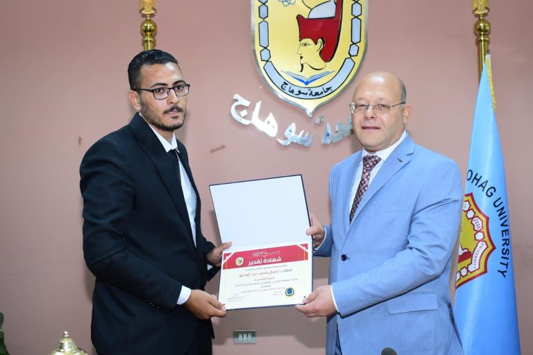 *رئيس جامعة سوهاج يكرم خريج كلية الهندسة الشهير ببائع التين الشوكي ويوجه رساله للطلاب من الكفاح يُولد النجاح*