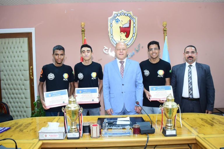*رئيس جامعة سوهاج يكرم الطلاب الفائزين بالمركز الثاني فى مهرجان العالم علمين، والفائزين بالميدالية الذهبية فى المسابقة المصرية للبرمجة*
