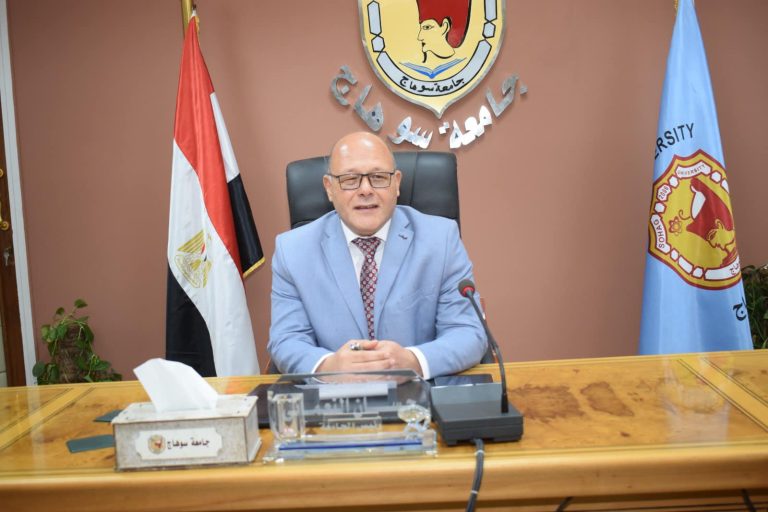 *رئيس جامعة سوهاج يجتمع بمجلس أمناء الكليات ويناقش استكمال الإستعدادات الإدارية للعام الدراسي الجديد*