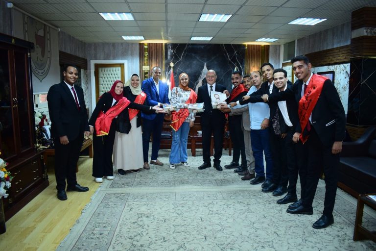 أسرة طلاب من أجل مصر بجامعة سوهاج تهنأ النعماني بالمولد النبوي الشريف