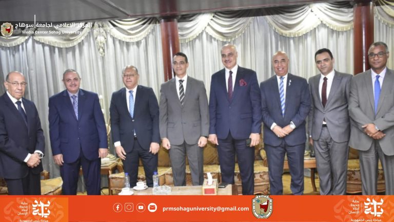 *رئيس جامعة سوهاج يشارك بحفل تدشين كتاب جريده الجمهورية ..ويثمن ماتم من إنجازات علي أرض الوطن علي مدار ١٠ سنوات*