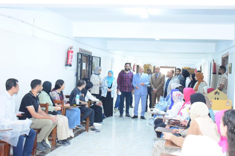 *رئيس جامعة سوهاج يتابع انتظام العملية التعليمية في اسبوعها الثالث ويشيد بإنتظام الطلاب بالمحاضرات*