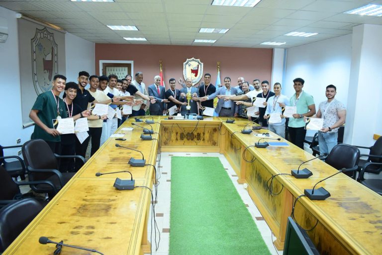 *النعماني يكرم أبطال جامعة سوهاج الفائزين بالمراكز الأولى والحاصلين على ميداليات وكؤوس فى المسابقات الرياضية القمية*