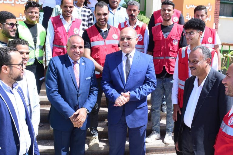 *رئيس جامعة سوهاج يشارك الطلاب بحملة “Red Week” بالتعاون مع جمعية الهلال الأحمر*