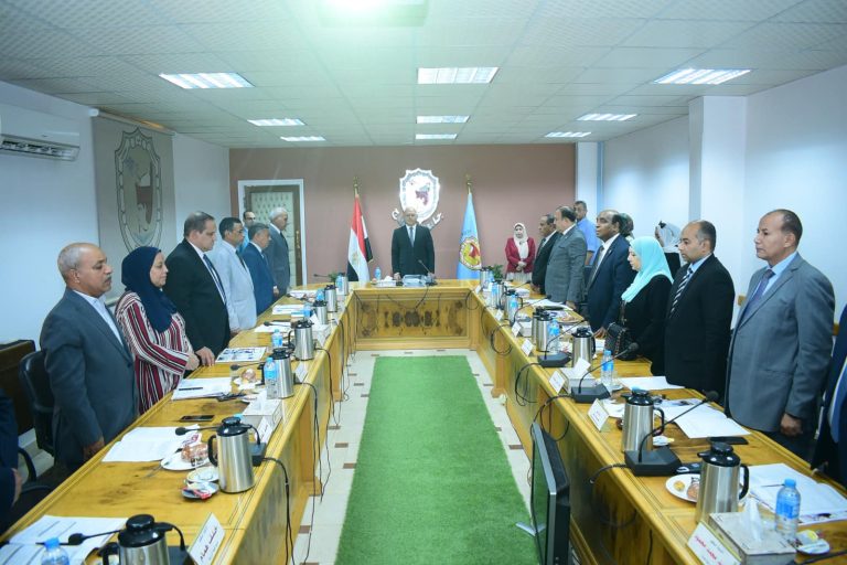 *النعماني يستهل جلسة مجلس جامعة سوهاج رقم ٢١٢ بالوقوف دقيقة حداد علي روح المرحوم الدكتور عبد الباسط دياب ويوافق علي اعتماد عدد من البرامج الجديدة*