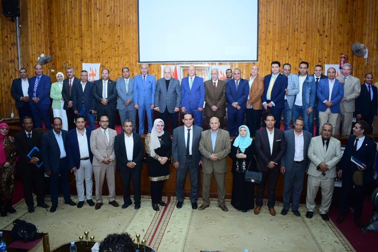 *لأول مرة بجامعة سوهاج .. نقيب المهن التمثيلية محاضراََ بندوة تثقيفية عن دور الفن في بناء الإنسان ضمن فعاليات مبادرة بداية*