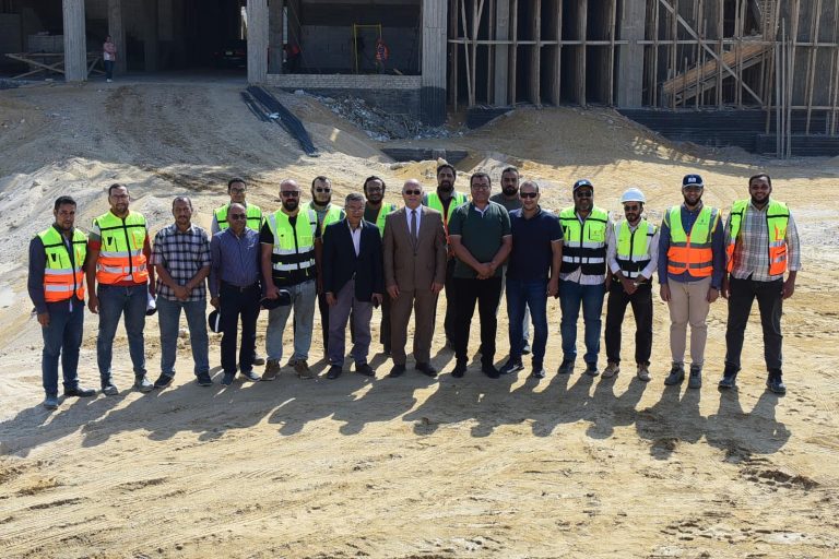 *مستقلاً الرافعة المتحركة..رئيس جامعة سوهاج يتابع أعمال التغطية للصالة المغطاه ويثني علي المستوي المتميز ومعدل الإنجاز المحقق حتى الآن*