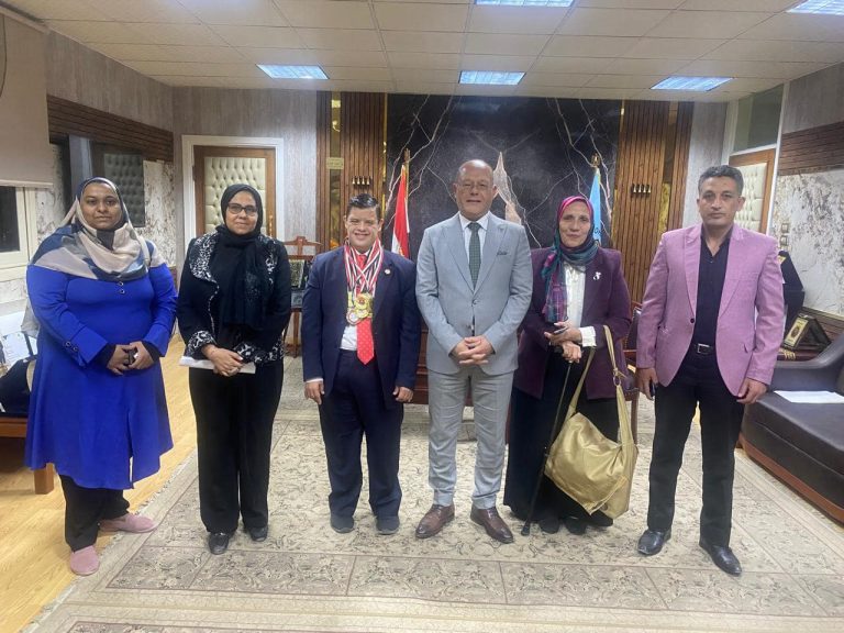 *النعماني يستقبل “كريم” أحد النماذج الملهمة للشباب من ذوي الهمم لتدريب الطلاب علي الحرف اليدوية بجامعة سوهاج*