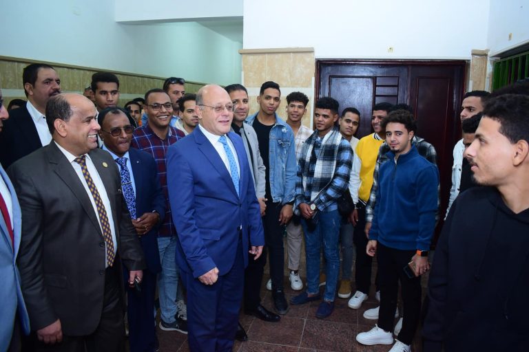 *رئيس جامعة سوهاج يتفقد عمليات التصويت والاقتراع فى الجولة الأولى لإنتخابات اتحاد الطلاب*