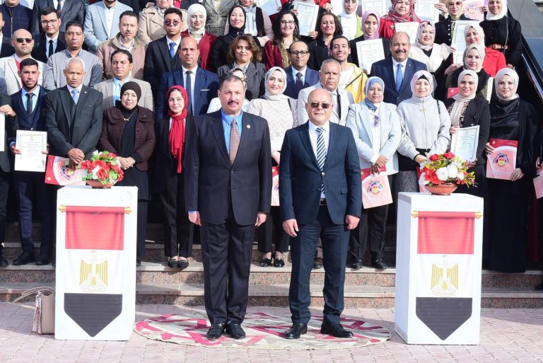 *رئيس جامعة سوهاج ومدير الأكاديمية العسكرية يشهدان ختام دورة إستراتيجية الأمن القومي ويكرمان 239 متدرب*