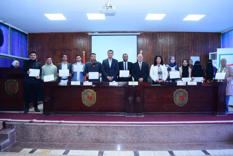 *جامعة سوهاج تختتم برنامج “نجوم مصرية ستارز خطوات نحو تحقيق نجاح حقيقي والنعماني يكرم المتدربين**