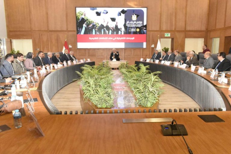 *رئيس جامعة سوهاج ممثلًا عن إقليم جنوب الصعيد بالاجتماع الأول لمجلس أمناء المبادرة الرئاسية “تحالف وتنمية*