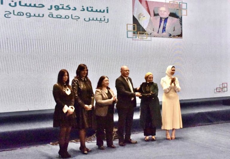 *تكريم رئيس جامعة سوهاج بإحتفالية مؤسسة حياة كريمة باليوم الدولي للتضامن الإنساني تقديراً لجهوده البارزة فى المبادرات المجتمعية*