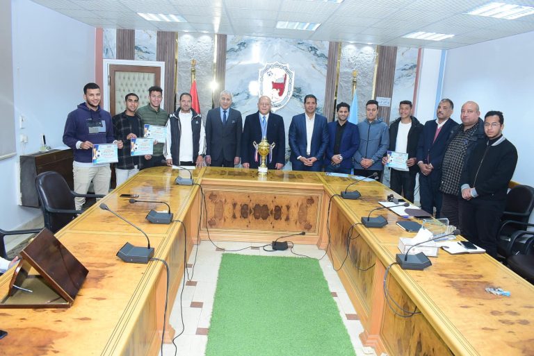 *رئيس جامعة سوهاج يكرم الطلاب الفائزين بالمراكز الأولى على مستوى الجامعات في الملتقيات الرياضية والثقافية والفنية*
