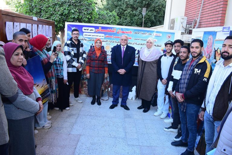 *النعماني يتفقد مهرجان فكرة  ولون ويعلن فوز كلية التربية النوعية بالمركز الأول علي مستوي جامعة سوهاج*