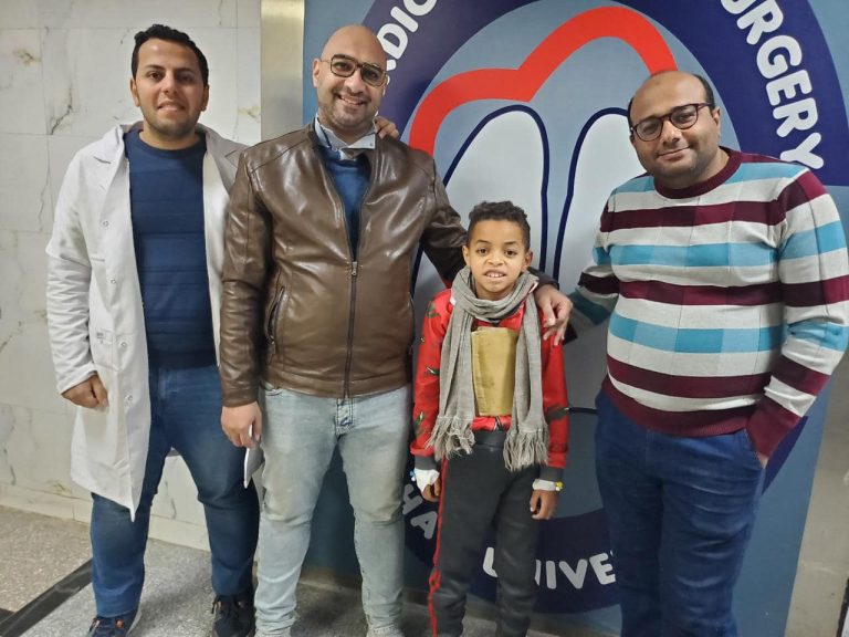 *فريق طبي بمستشفى سوهاج الجامعي ينجح في إستخراج مسمار معدني اخترق قلب طفل يبلغ من العمر ٨ سنوات*