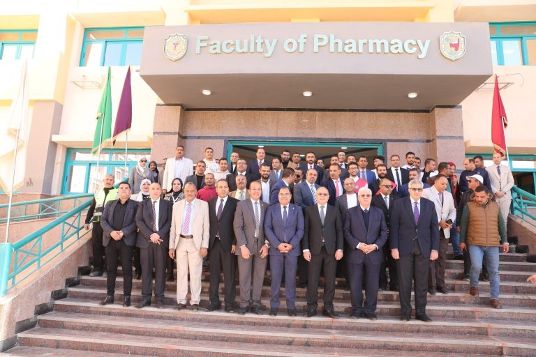 وزير التعليم العالي ورئيس جامعة سوهاج يفتتحان ويتفقدان عددًا من المشروعات التعليمية والصحية بجامعة سوهاج بتكلفة تزيد عن 4 مليارات جنيه