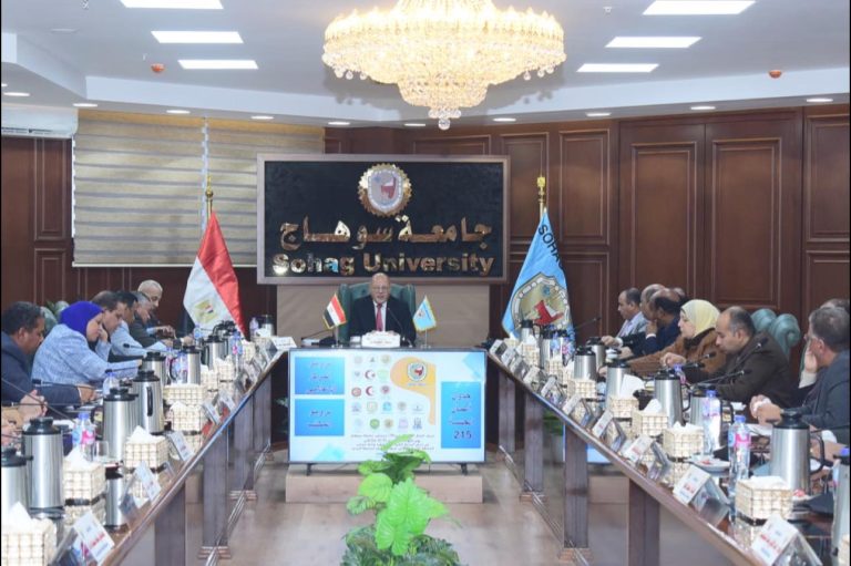 *النعماني يستهل جلسة محلس جامعة سوهاج رقم ٢١٥ بتهنئة الرئيس السيسي بالعام الميلادي الجديد ويوجه الشكر لوزير التعليم العالي والمجلس الأعلي الجامعات*