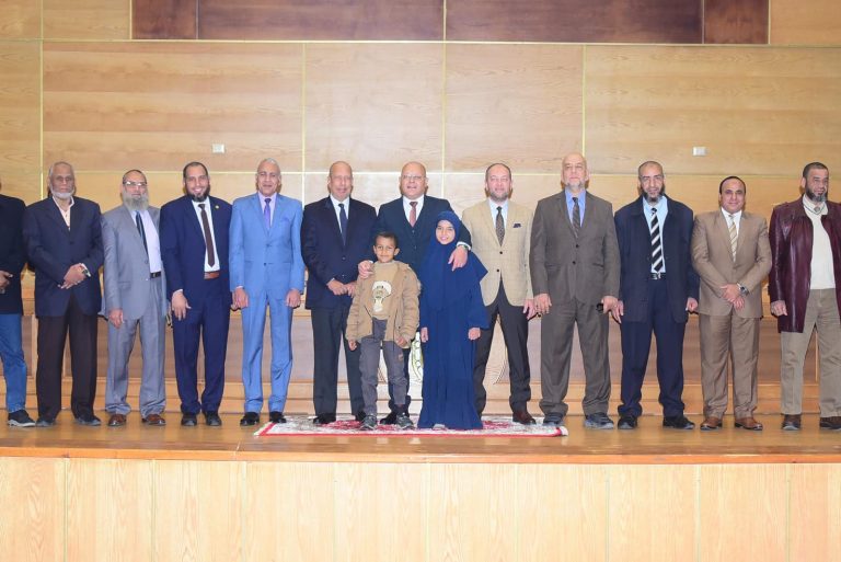 *تحت مظلة المبادرة الرئاسية بداية  وبالتعاون مع الجمعية الشرعية الرئيسية النعماني يشهد ختام معرض خير بلدنا لدعم ٢٥٠٠ طالب وطالبة بجامعة سوهاج بتكلفة ١٥ مليون جنيه*