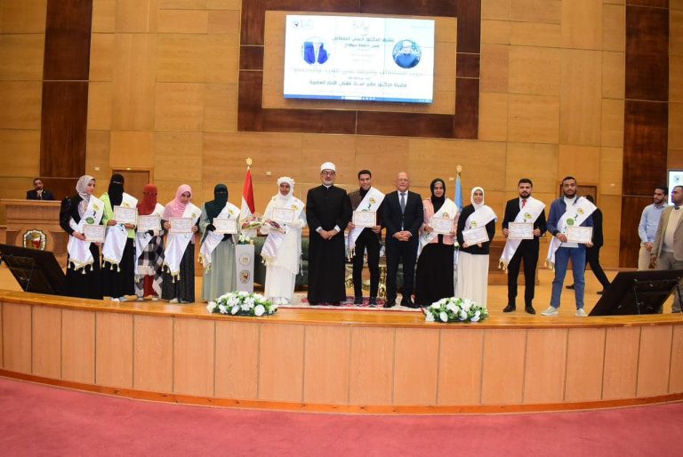 *رئيس جامعة سوهاج ومفتي الديار المصرية يكرمان حفظة القرآن الكريم ويشيدان بالطالبة المتميزة عائشة من ذوي الهمم*