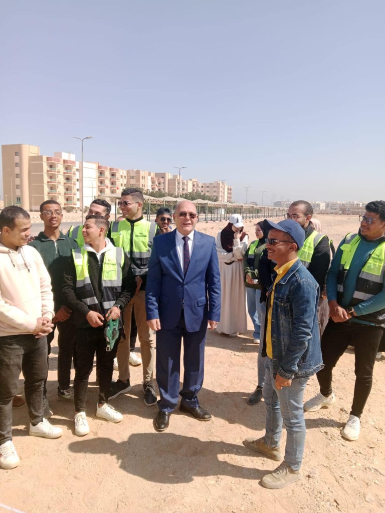 *رئيس جامعة سوهاج يتفقد العمل الميداني للمشروع المساحى لطلاب نظم المعلومات الجغرافية ويشيد بامتلاكهم للخبرة والمهارة العملية*
