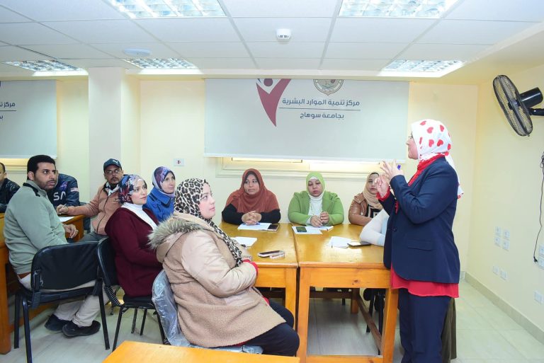 *جامعة سوهاج تقدم برنامج تدريبي للعاملين بالإدارات المركزية في اللغة الانجليزية*