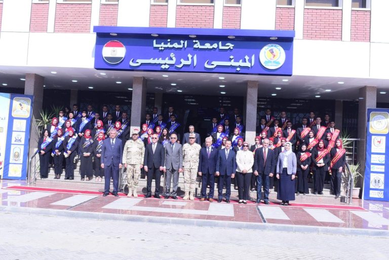 *جامعة سوهاج تشارك في فعاليات الندوة التثقيفية المجمعة الثانية لشباب جامعات الصعيد، والتى تنظمها قوات الدفاع الشعبى والعسكرى بالمنيا*