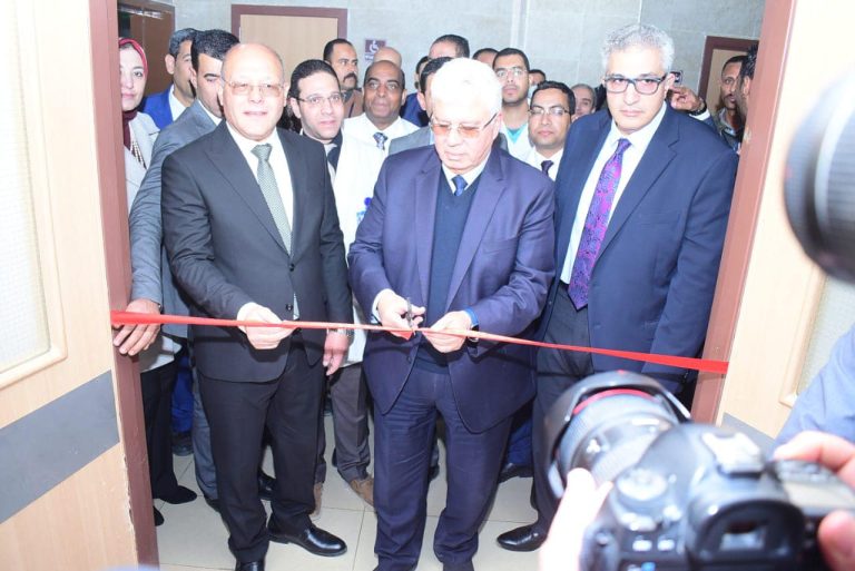 *بتكلفة ٤٣ مليون جنيه..تركيب جهاز القسطرة الجديد بوحدة القسطرة المخية بمستشفى سوهاج الجامعى وإجراء ٦ عمليات دقيقة خلال شهر*