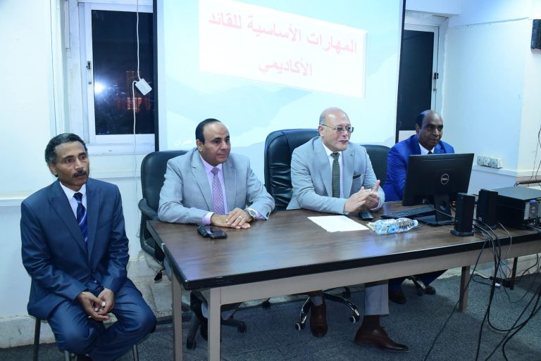 *بمشاركة ٣٥ متدرب…رئيس جامعة سوهاج يشهد ختام البرنامج التدريبي لتنمية المهارات للقيادات الأكاديمية بكلية الطب*