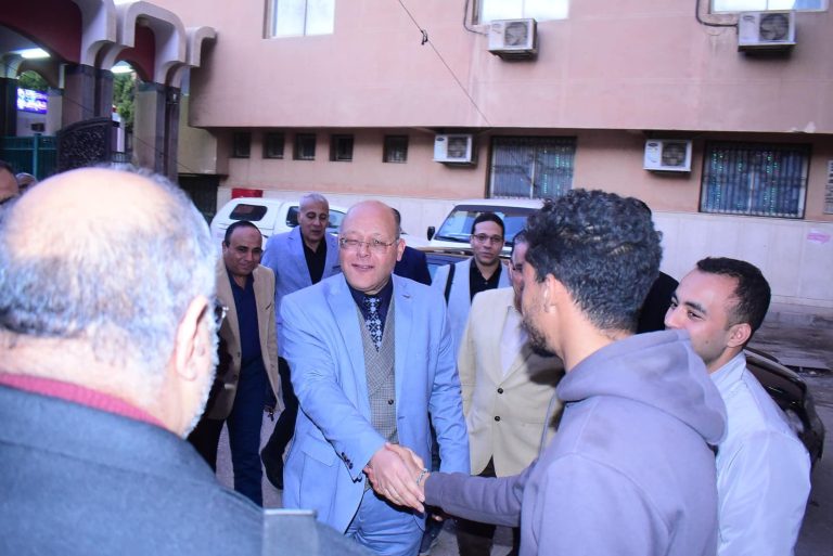 *كعادته السنوية.. النعماني يحرص علي مشاركة المرضي وذويهم الإفطار في أول أيام رمضان بالخيمة الرمضانية بمستشفى سوهاج الجامعي*
