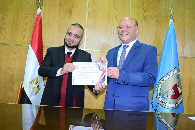 *رئيس جامعة سوهاج يكرّم ٦٥ من منتسبي الجامعة لمشاركتهم بمؤلفاتهم بمعرض القاهرة الدولي للكتاب فى دورته الـ ٥٦*