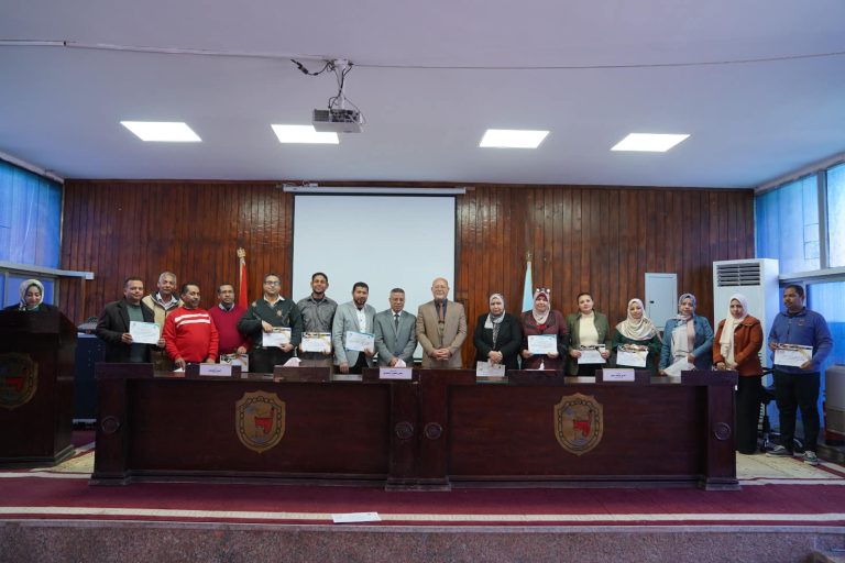 *رئيس جامعة سوهاج يُكرم ٥٦٧ موظفًا بالجهاز الإداري في احتفالية ختام الدورات التدريبية لمبادرة بداية جديدة لبناء الإنسان”*