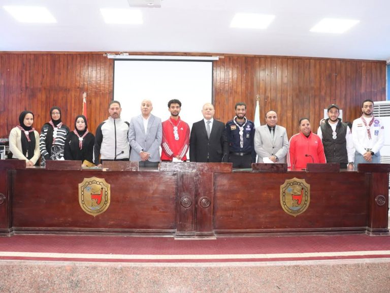 تكريم الأستاذ الدكتور حسان النعماني رئيس جامعة سوهاج لفريق جوالة كلية التكنولوجيا والتعليم