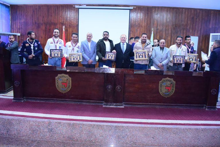 *رئيس جامعة سوهاج يكرم الطلاب الفائزين في البطولات الرياضية وأنشطة الجوالة والخدمة العامة*