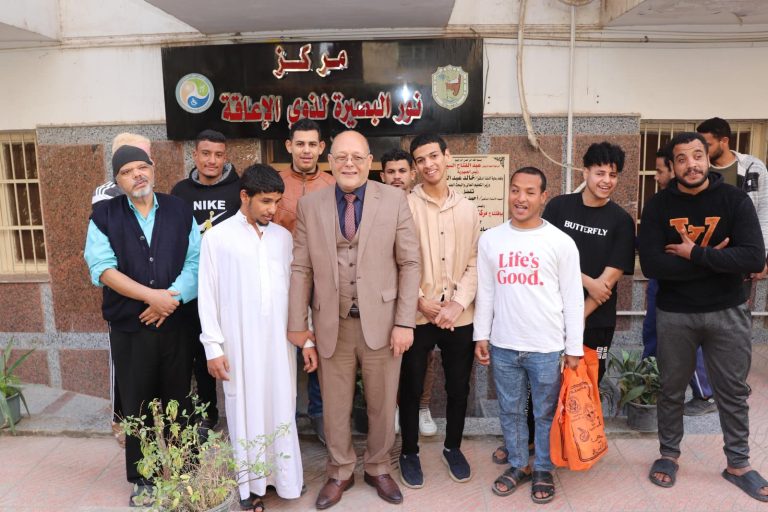 *في لقاء أبوي ..النعماني يلتقي بأبنائه الطلاب ذوي الهمم بمركز نور البصيرة بجامعة سوهاج.*