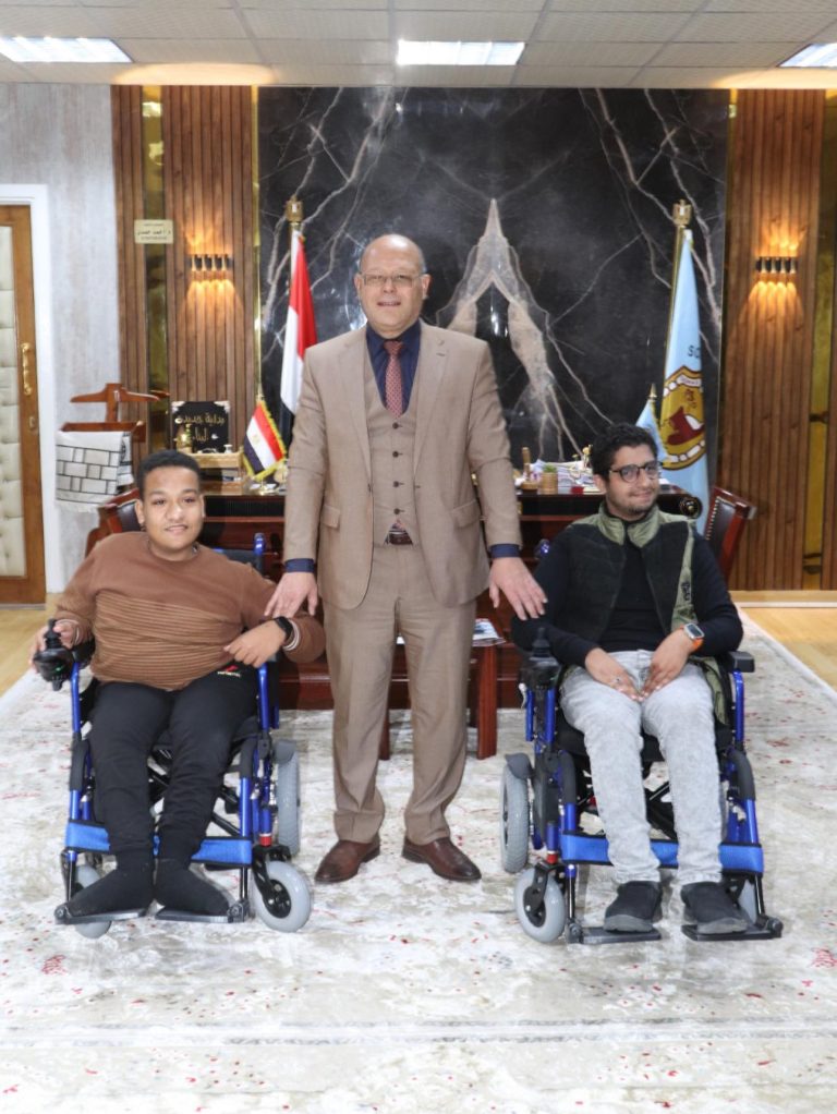 *كراسي متحركة كهربائية إهداء من جامعة سوهاج للطلاب ذوي الهمم دعمًا لدمجهم في المجتمع الجامعي*