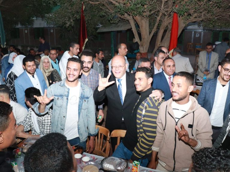 *خلال تناوله الإفطار بالمدينة الجامعية.. رئيس جامعة سوهاج: سعادتي تكتمل بتواجدي وسط أبنائي وبناتي الطلاب والطالبات*