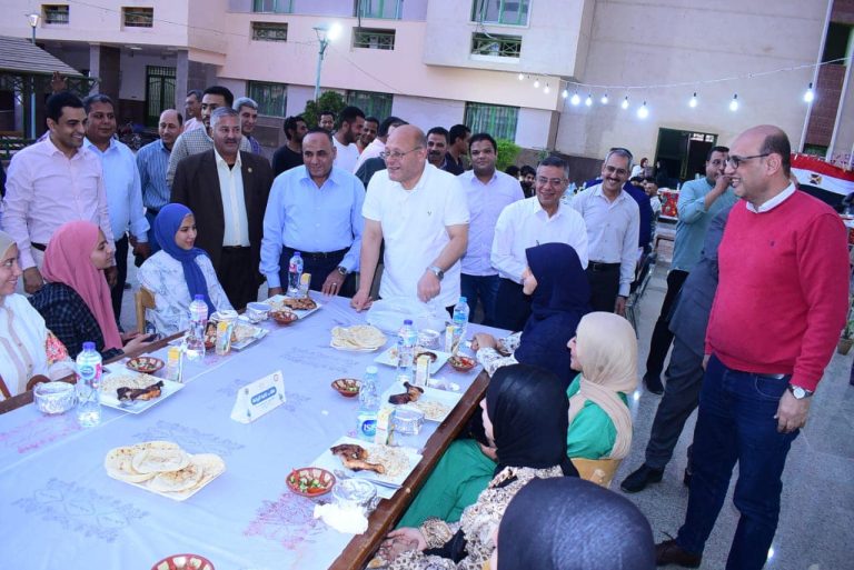 **النعماني يتوسط مائدة الافطار الجماعي مع عمال المزرعة وأسرة كلية الزراعة*