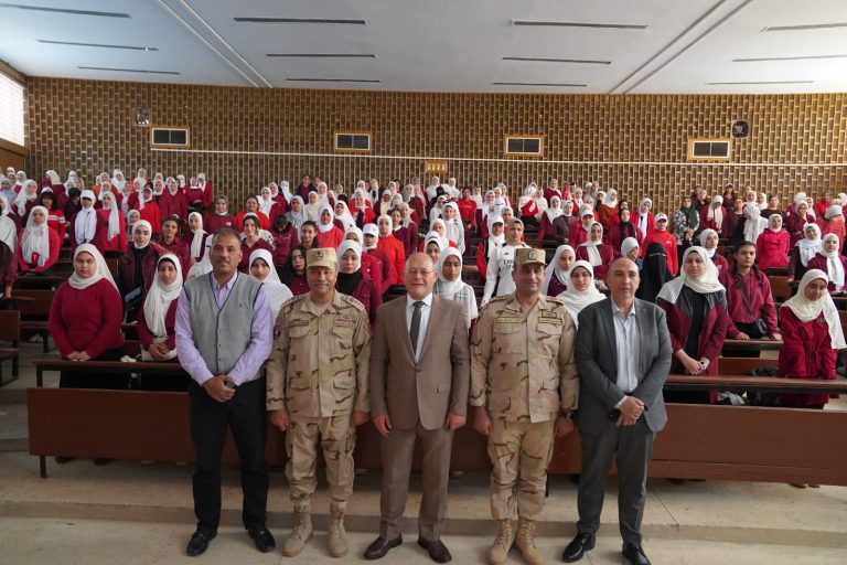 *رئيس جامعة سوهاج والمستشار العسكري للمحافظة يتفقدان دورات التربية الوطنية للطالبات، ويشيدان بمدي وعي الفتاة المصرية ودورها الهام في بناء المستقبل*