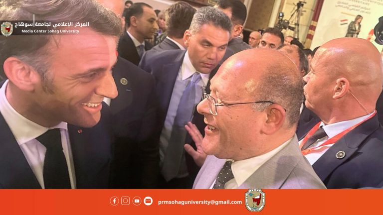 الدكتور حسان النعماني رئيس جامعة سوهاج و الرئيس الفرنسي إيمانويل ماكرون  خلال فعاليات ملتقى الجامعات المصرية الفرنسية بجامعة القاهرة