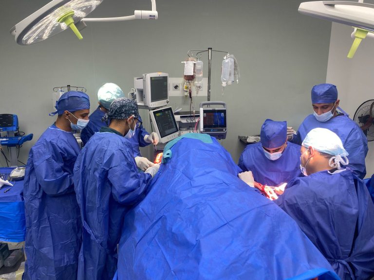 *قصه نجاح جديدة بمستشفى الطوارئ بسوهاج..٤ فرق طبية تنجح فى إنقاذ سيدة تعرضت لضربات بسلاح أبيض “ساطور”*